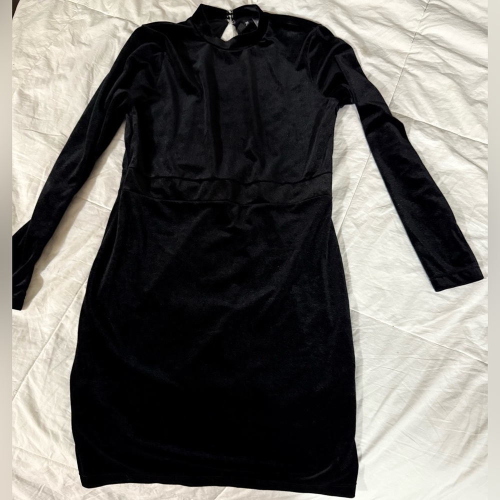 Divided H&M black velour dress with open back - polyester & elastane material 🖤